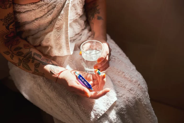 femme avec ampoule de phycocyanine bluecell
